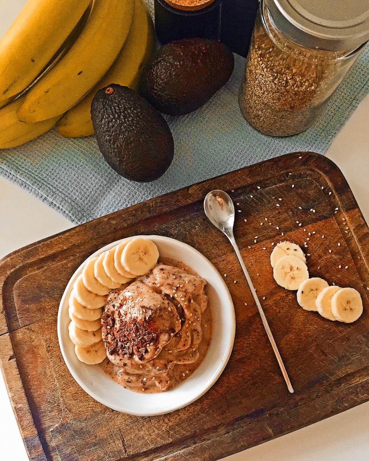 Veganes Bananen Avocado Eis mit Kakaonips und Sesam