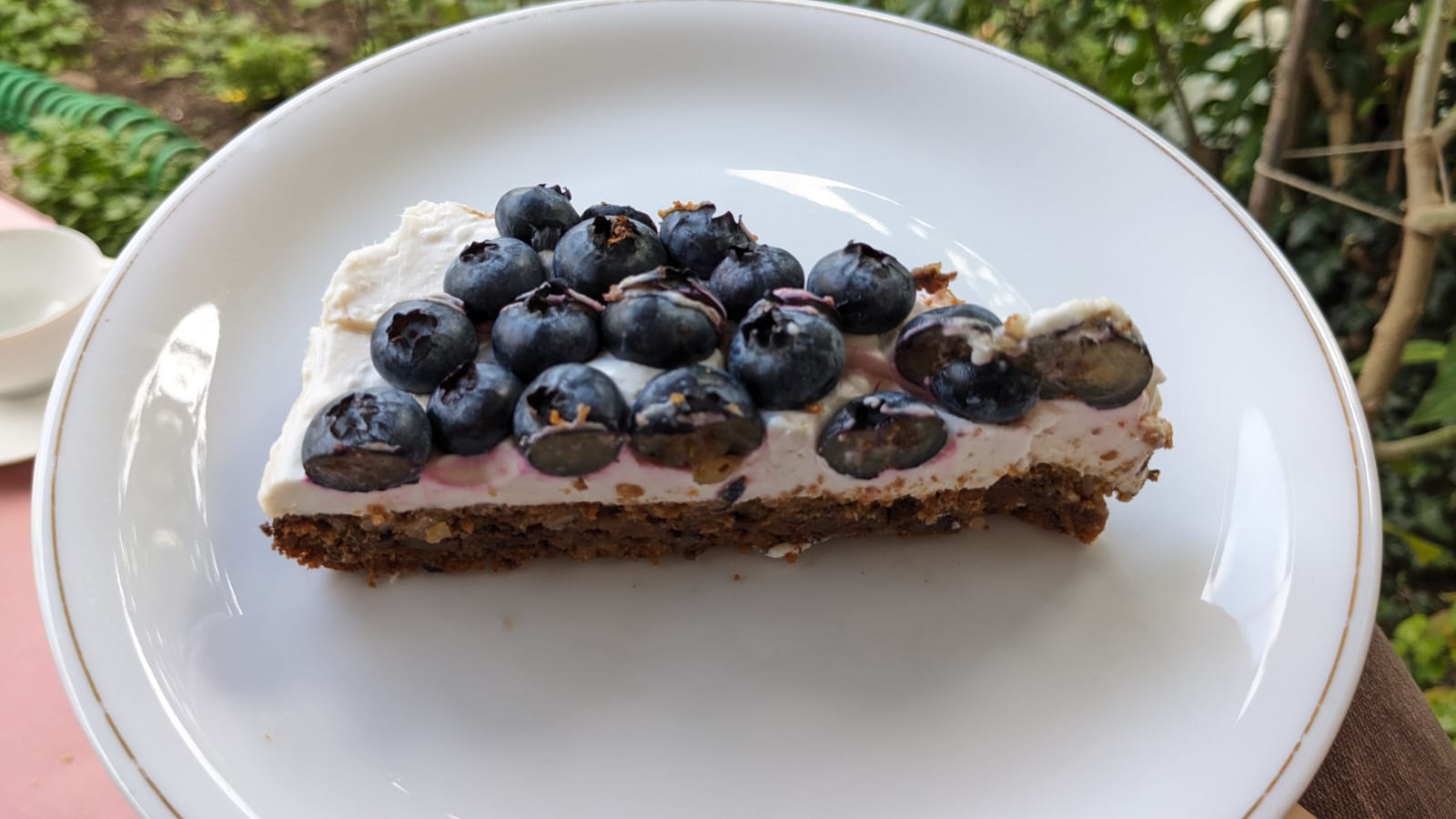 Blaubeer-Karottenkuchen mit veganem Frischkäsetopping