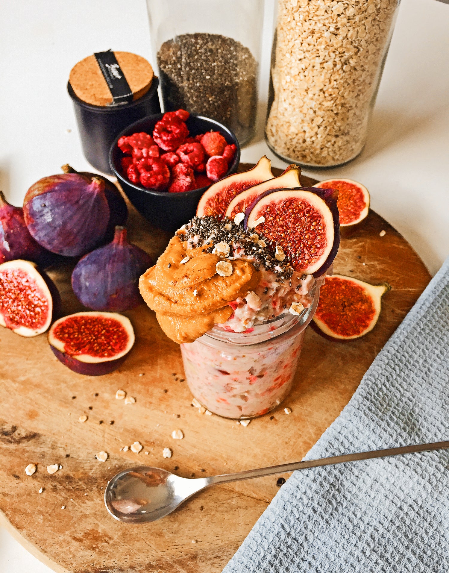 Frühstücks-Overnight Oats mit Himbeeren, Vanille, Feigen und Kardamom